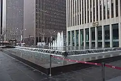 Das zweistufige Wasserbecken mit Wasserfall und Fontänen