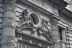 Plastiken über dem Eingangsportal