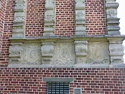 Untere Medaillonreihe an der Südseite des südlichen Ostvorbaus