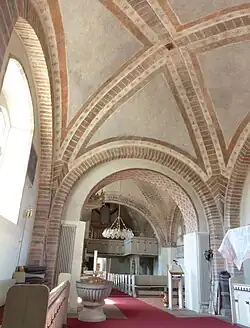 Chor mit Taufstein, Sicht ins Schiff