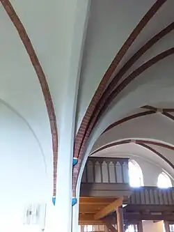 Nordwestlicher Vierungs­pfeiler: links ältere Rippe des Schiffs, rechts neu­gotische Rippen der Vierung