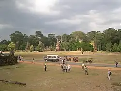Blick von der Terrasse der Elefanten nach Nordost (links) und Südost (rechts)