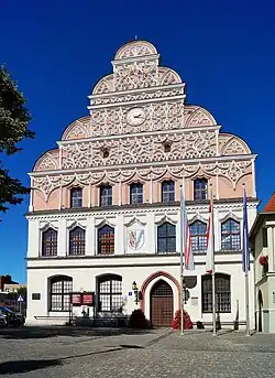 Westfassade mit Uhr von 2000
