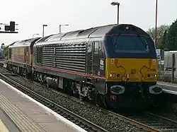 Lokomotiven der “Class&nbsp;67” vor einem Güterzug, die Vordere in Farben des Royal&nbsp;Train