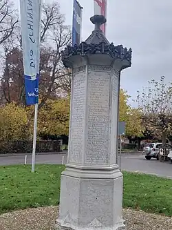 Säule mit Namen der Sponsoren vom Armenbad