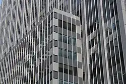 Detailansicht mit dem zehnstöckigen Sockel