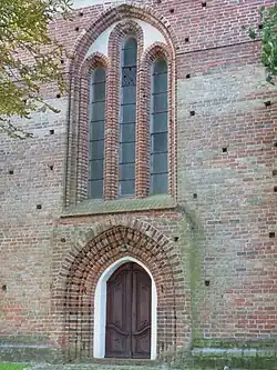 Stadtkirche in Bad Sülze, Mecklenburg, 3. Viertel 13.&nbsp;Jh., Drei­fenster­gruppe mit Über­fangbogen