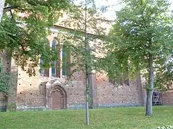 Stadtkirche Bad Sülze, 3.&nbsp;V. 13.&nbsp;Jh., Fächerportal in gotischem Kontext