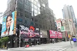 Basis mit Werbetafeln an der Seventh