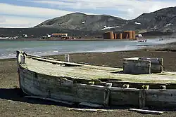 Whalers Bay, Deception Island, Südliche Shetlandinseln. Die Stätte umfasst alle Überreste aus der Zeit vor 1970 an der Küste der Whalers Bay. Dazu gehören unter anderem: * Überreste aus der frühen Walfangzeit von 1906–1912, initiiert durch Kapitän Adolfus Andresen (1872–1940) von der Sociedad Ballenera de Magallanes, Chile; * Überreste der norwegischen Walfangstation „Hektor“ aus dem Jahre 1912 und sämtliche Gegenstände im Zusammenhang mit ihrem Betrieb bis 1931. * ein Friedhof mit 35 Gräbern sowie einer Gedenkstätte für zehn Menschen, die auf See starben; * die Überreste aus der Zeit der britischen wissenschaftlichen und Kartierungstätigkeit von 1944–1969. Die Stätte erinnert ferner an den historischen Wert anderer Ereignisse, die an diesem Ort stattfanden und von denen keinerlei Spuren zurückgeblieben sind.