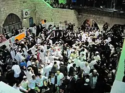 Lag-baOmer-Fest in Meron – Männer tanzen am Grab von Rabbi Schimon ben Jochai, 2014
