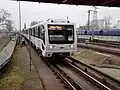 Modernisierter Zug bei der Einfahrt in die Station Kőbánya-Kispest
