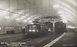 Oslo, ca. 1928: Wagen einer der westlichen Vorortbahnen in der Tunnelstation Nationalteatret (heute Nationaltheatret), Teil der späteren Stammstrecke des Osloer Netzes