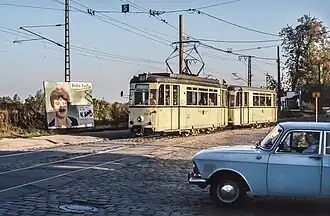 Zug in Richtung Cossebaude in Dresden-Kemnitz Pfaffengrund (3.&nbsp;Oktober&nbsp;1990)