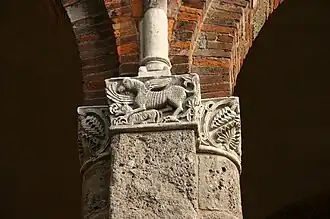 Eines der Kapitelle mit Tierdarstellungen