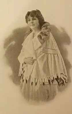 Kurzes Hermelincape mit Hermelinschweifen und Chinchillakragen