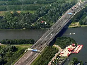 Brücke (2006) der A1 über den Amsterdam-Rhein-Kanal vor dem Brückenumbau