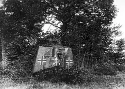 Manöverübung, Oktober 1918: „Gretchens“ Front nach dem Umbau zu einem „männlichen“ Tank mit einer 5,7-cm-Maxim-Nordenfelt, dem seit September 1918 allgemein eingeführten Totenkopf und den flankierenden, bereits seit Sommer 1918 üblichen Balkenkreuzen