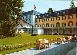 Schinznach Bad Hauptgebäude mit Tischen und Stühlen