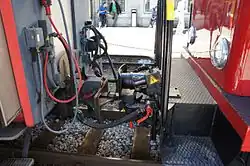 An Ge 2/2 gekuppelter B 282. Damit die Türschliessung funktioniert, ist die Speiseleitung (grün) mit der Bremsleitung (rot) gekuppelt.