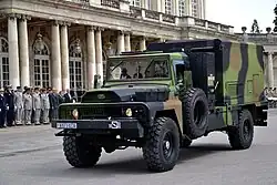 ACMAT TPK 436 SH mit Fernmeldekabine bei der Parade am 14. Juli 2012 in Nancy