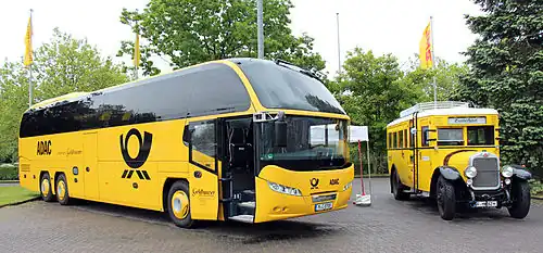 ADAC Postbus von Oktober 2013 bis November 2016 im Einsatz, neben einem historischen Kraftpostbus