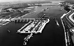 Bau des neuen Lock and Dam No. 26 im Mai 1988, im Hintergrund die alten Anlagen und Brücken