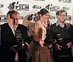 Tini Tüllmann zwischen Walter Hill (links) und Kenneth Lonergan (rechts) bei der Preisverleihung des Austin Film Festivals 2017 bei dem ihr Film Freddy/Eddy zum besten Film in der Kategorie „Dark Matters“ ausgezeichnet wurde.