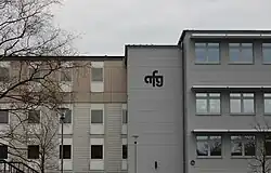Vorderseite des Gymnasiums mit dem Logo