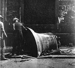 Bei der Beschlagnahmung am 6. August 1917 vom Turm gestürzte, 4055 kg schwere „Osanna“ der Nikolaikirche Leipzig