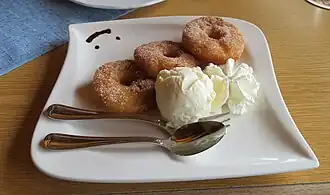 Apfelküchle mit Vanilleeis und Schlagsahne