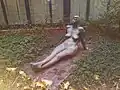 Herbert Burschik: Liegende, Bronze, 1968; südlicher Innenhof des Bettenhauses