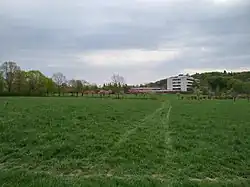 Park mit Klinikgebäuden an der Knollstraße