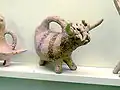 Tonrhyton in Form eines Stiers, den Männer bei den Hörnern halten. Vorpalastzeit (3300–2100 v.&nbsp;Chr.)