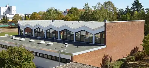 Paralleldächer bzw. Grabendach-Reihe der Turnhalle der Adolf-Reichwein-Schule (Heusenstamm), 1965–1967