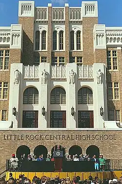 Bill Clinton während einer Rede vor der Little Rock Central High School