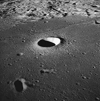 Moltke, im Hintergrund Rimae Hypatia (Aufnahme von Apollo 10)