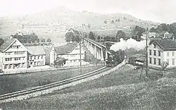 Der Zug verlässt gerade den Sitter­viadukt und fährt dem Bahnhof Appenzell zu