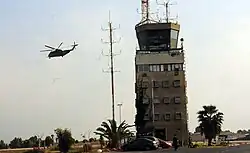 Tower auf der Tel Nof Airbase mit einem CH-53D Hubschrauber im Vorbeiflug