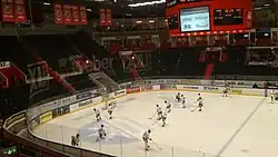 Der Innenraum mit Videowürfel unter der Decke (2013)