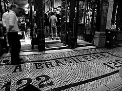 Calçada-Portuguesa-Straßenpflaster vor dem Café