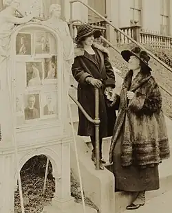 Suffragette in ausgelassenem Bibermantel (um 1923)