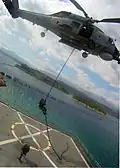 Ein Mitglied der algerischen Marine wird aus einem Black Hawk Hubschrauber auf das griechische Schulschiff Aris (A 74) abgeseilt.