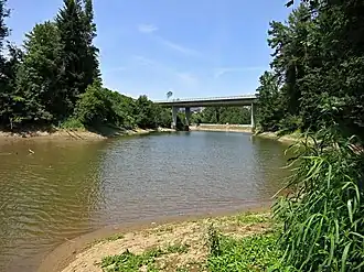 Aabachweiher mit Staudamm und Autobahn A3