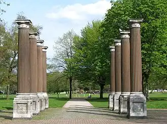 Säulen der ehemaligen Gelben Kaserne - Eingang zum Kennedypark