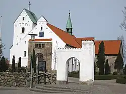 Die Kirche in Aars, in der sich der Runenstein befindet