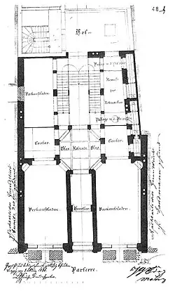 Grundriss durch das Erdgeschoss des Vorderhauses. „Vom Eingang gelangte man in eine glasgedeckte Lichtrotunde zu der sich alle Obergeschosse öffneten. Die Kellergewölbe wurden als Gaststätte genutzt.“