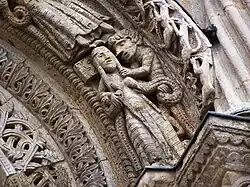 Portalbogen – romanische Figuren in gotischer Anordnung