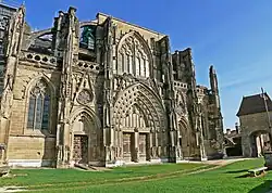 Westfassade der Abteikirche