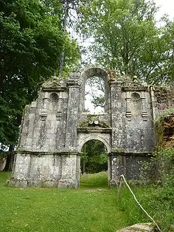 Ruine der Kirchenfassade